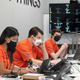 Aung (izquierda) y otros miembros del equipo de Ingenuity esperando datos de Marte
